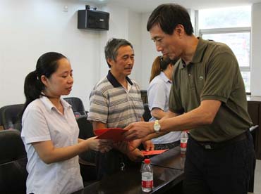 省總工會黨組書記、副主席陳震一行到順昌虹潤精密儀器有限公司慰問困難職工